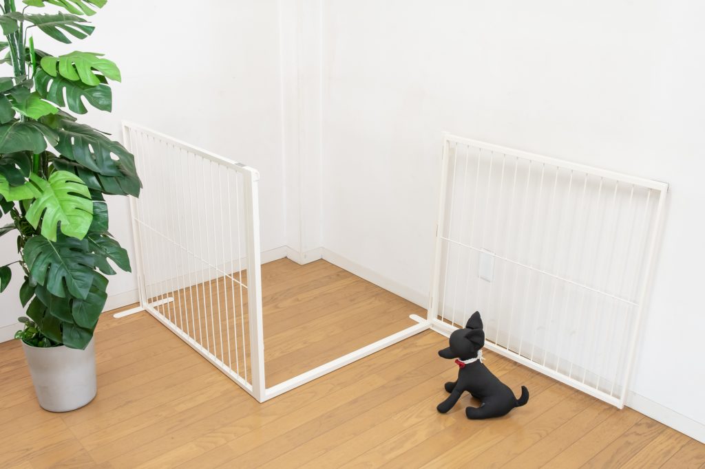 小型犬用ドア付き置型ゲート
