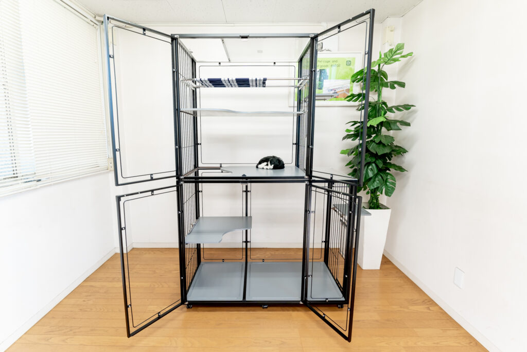 猫がゆっくり過ごせる楽しいケージ黒