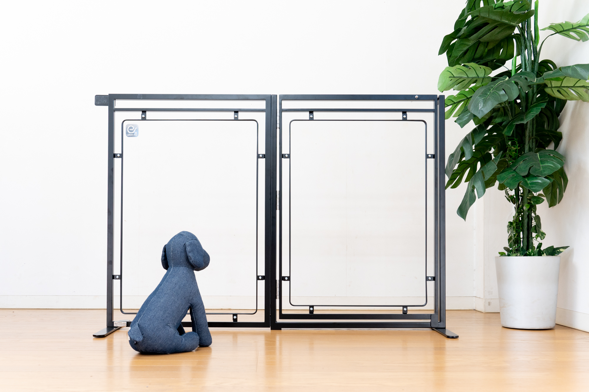 おしゃれな置き型ゲート（ドアあり） - おしゃれで頑丈な犬猫用ペット