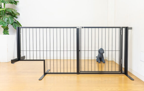 小型犬の置き型ゲートドア付き黒