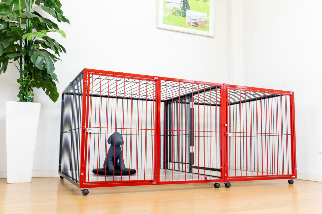 赤と黒のツートンカラーのケージ