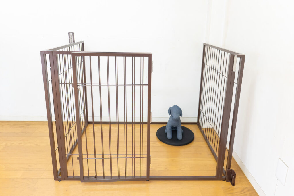 出入りしやすいペットゲートおしゃれ茶色