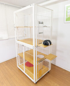 キャットドアと外ステップで出入りできる猫ケージ